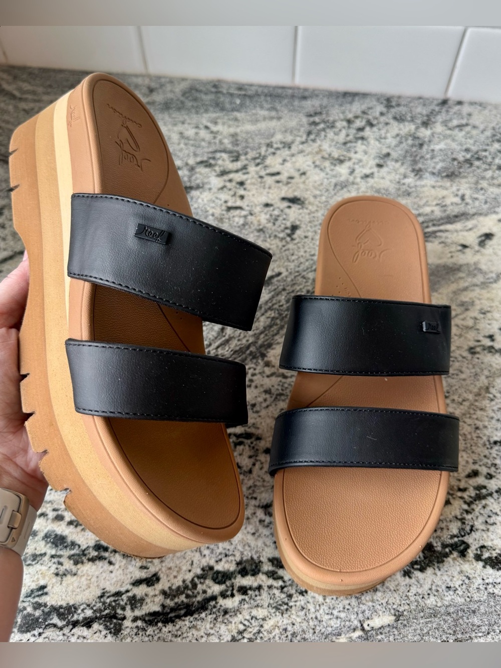 Reef Banded Horizon 2.5 Sandal in black. Size 8. EUC.